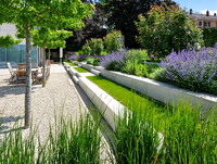 <p>Neben der klassischen Verwendung von Rasen als grüner Teppich im Outdoor-Wohnzimmer kann er auch zu einem kunstvollen Gestaltungselement werden. Im…</p>