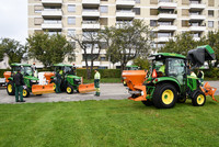 <p>Kompakte Traktoren sind im Grünflächen- und Kommunaldienst weiterhin wichtige Geräteträger. Grünpflege, Kehreinsätze, Winterdienst – mit den passenden…</p>