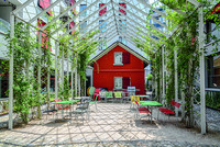<p>Der mit einer Stahlpergola begrünte Gartenhof in Zürich ist ein Vorzeigebeispiel, wie sich im hochverdichteten Wohngebiet ein vor Blicken geschützter…</p>