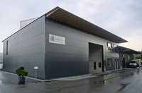 <p>In trendfarbigem Anthrazit präsentiert sich das neue Betriebsgebäude der Anderegg Baumschulen AG in Langenthal. Der bis 9,5 m hohe Zweckbau wirkt…</p>
