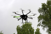 <p>Drohnen für Bestandesaufnahmen und Projektdokumentationen sind derzeit in aller Munde. Zeit, das Potenzial dieser Geräte aus Sicht der Grünen Branche…</p>