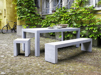 <p>Reto Wick hat den Beton neu erfunden. In einer selbst ausgetüftelten Bauweise fertigt er Tische, Stühle und Bänke, die herkömmlichem Beton zum…</p>