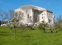 <p>Das Gelände um das Goetheanum ist Natur-, Kultur- und Kunstraum. Es gilt als Modell für eine ganzheitliche Landschaftsarchitektur. Ein Einblick in…</p>