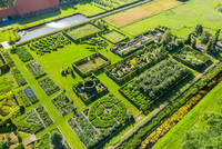 <p>50 km östlich der belgischen Hafenstadt Antwerpen ist auf dem Gelände einer ehemaligen Strafkolonie für Landstreicher ein vielfältiger Sammlungsgarten…</p>