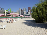 <p>Sand anstelle von Grün: ­Urbane Strände sind die neuen öffentlichen Freizeitflächen in Grosstädten. Der Sugar Beach in Toronto gehört dazu. Baden ist…</p>