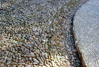 <p>Kieselsteinpflaster zählen zu den ältesten Bodenbelägen aus Naturstein. Obwohl ein Kieselsteinpflaster uneben und deshalb weniger bequem zu begehen…</p>