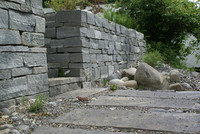 <p>Die Natursteinmauer ist ein reizvolles Gestaltungselement. Am Anfang noch kahl und weitgehend unbelebt, präsentiert sie sich nach Jahren sanfter…</p>
