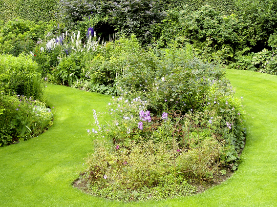 Ein Inselbeet im Garten von