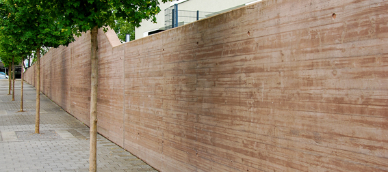 Eingefärbte Betonmauer mit
