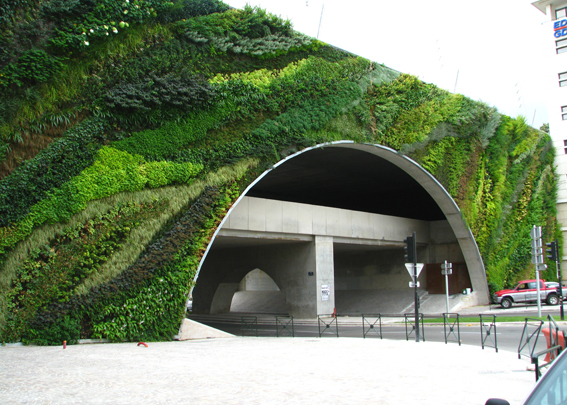 Begrünte Tunnelwand in Aix-en-Pro